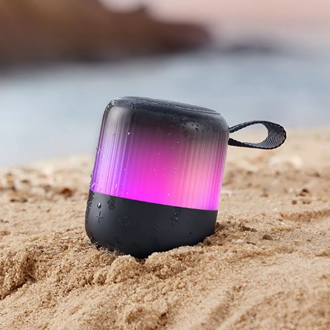 اسپیکر Soundcore Glow Mini با بدنه خیس روی شنهای ساحل