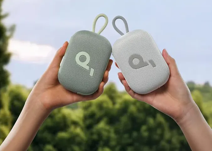 دو اسپیکر بلوتوثی Soundcore Select 4 Go در رنگهای سبز و سفید در دست