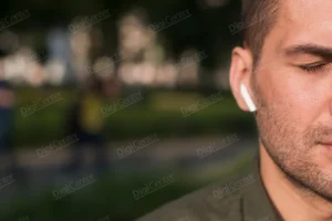 استفاده از یکی از بهترین ایرپادهای بی‌سیم بازار برای تمرکز و آرامش در فضای باز