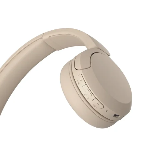 نمای نزدیک از کلیدهای کنترلی هدفون Sony WH-CH520 و درگاه شارژ USB-C.