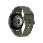 نمای پشت ساعت هوشمند سامسونگ Galaxy Watch7 L300 با سنسورهای سلامتی و بند اسپرت سبز زیتونی