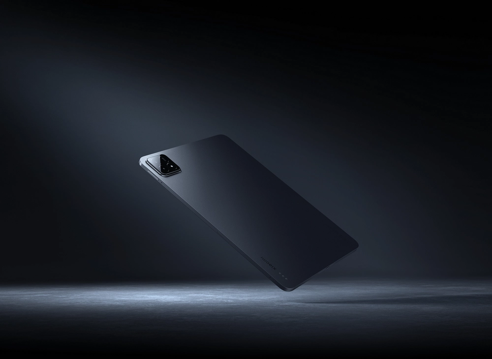 نمای پشت تبلت شیائومی Xiaomi Pad 6S Pro 12.4 512/12GB با بدنه فلزی تیره و دوربین مربعی