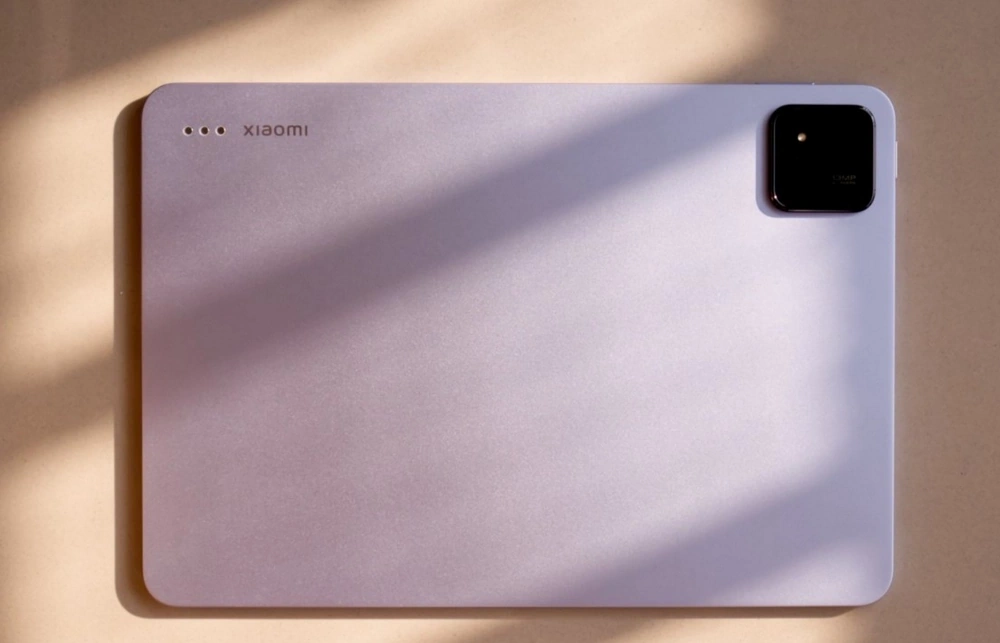 نمای پشت تبلت شیائومی Xiaomi Pad 7 256/8GB با بدنه فلزی و دوربین 13 مگاپیکسلی