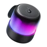 نمای زاویه‌دار از اسپیکر Soundcore Glow Mini با نور بنفش و دکمه‌های کنترلی