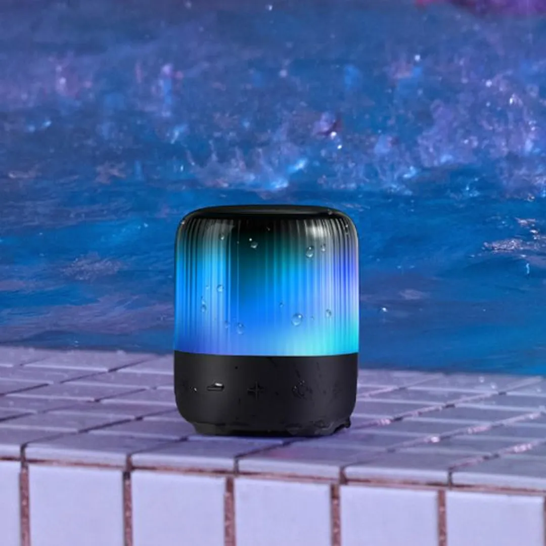 اسپیکر Soundcore Glow Mini کنار استخر با نور آبی
