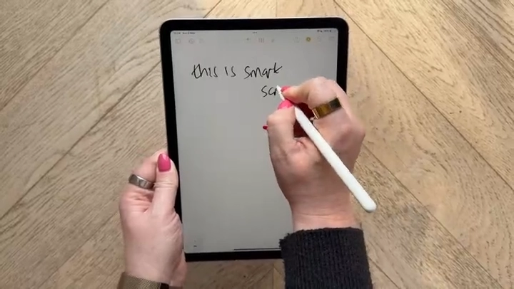 کاربر در حال نوشتن یادداشت با Apple Pencil روی نمایشگر تبلت اپل iPad Air 11 اینچی مدل Wi-Fi با تراشه M3 – مدل 2025