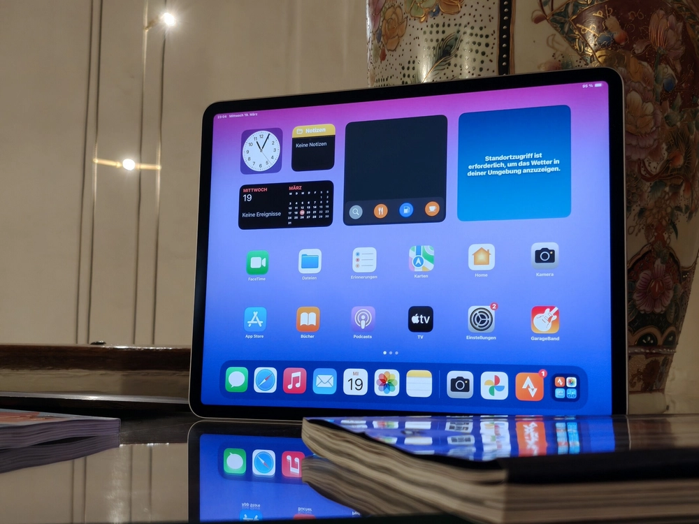 نمای واقعی از Apple iPad Air 13 WIFI M3 (2025) 1TB/8GB مدل Wi-Fi با تراشه M3، ظرفیت 1 ترابایت رم 8 گیگابایت در حال نمایش صفحه اصلی سیستمعامل iPadOS