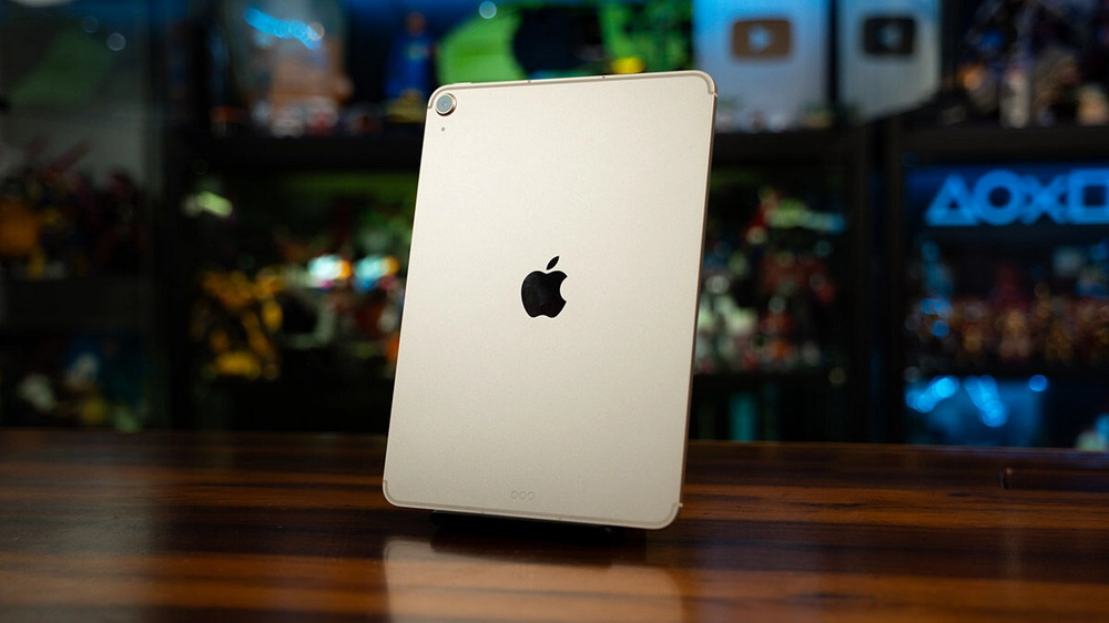 نمای واقعی از پشت تبلت اپل iPad Air 11 اینچی مدل Wi-Fi با تراشه M3 و رنگ استارلایت در محیط داخلی – نسخه 128 گیگابایتی