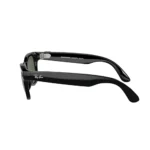 نمای پشت عینک Ray-Ban Meta Wayfarer با لنز سبز و دسته‌های پهن