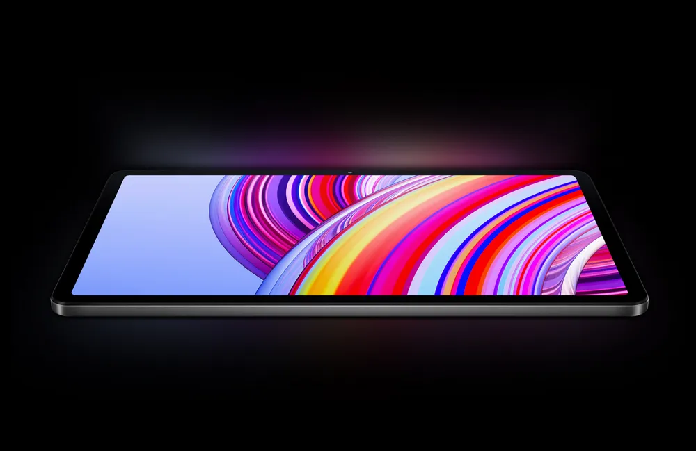 تبلت شیائومی Redmi Pad Pro در نمای افقی با نمایشگر روشن و پسزمینه مشکی