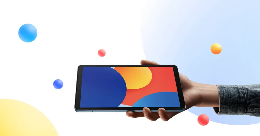 تبلت شیائومی Redmi Pad SE 8.7 اینچی با نمایشگر روشن در دست کاربر