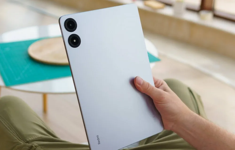 تصویر تبلت شیائومی Redmi Pad Pro آبی روشن در دست کاربر از نمای پشت