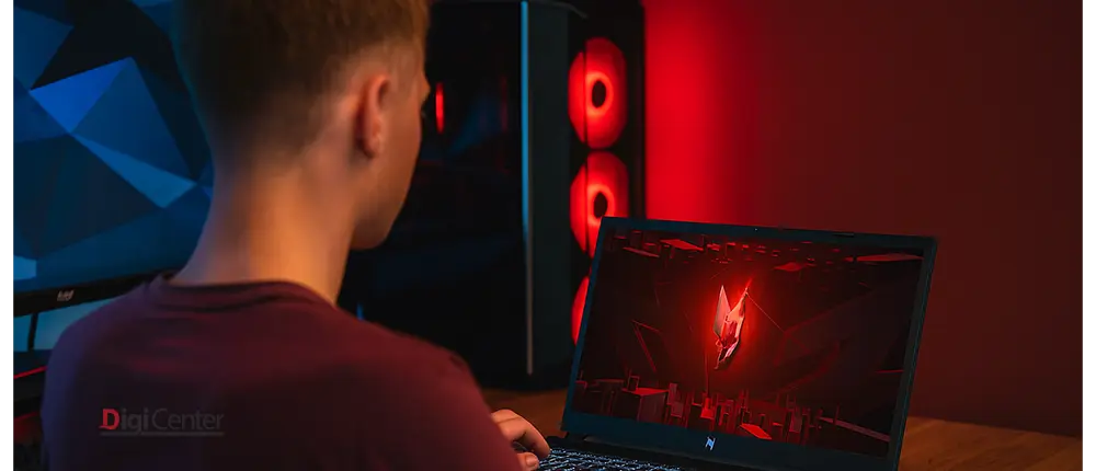 فردی در حال استفاده از لپتاپ گیمینگ Acer Nitro V 15 ANV15 در اتاق نورپردازی شده