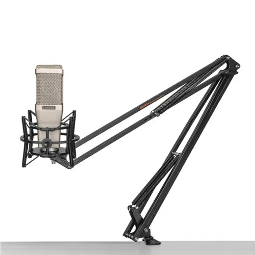 پایه میکروفون بازویی کامیکا CVM-MS02 نصبشده روی میز با طراحی فنری دوبل و میکروفون حرفهای.