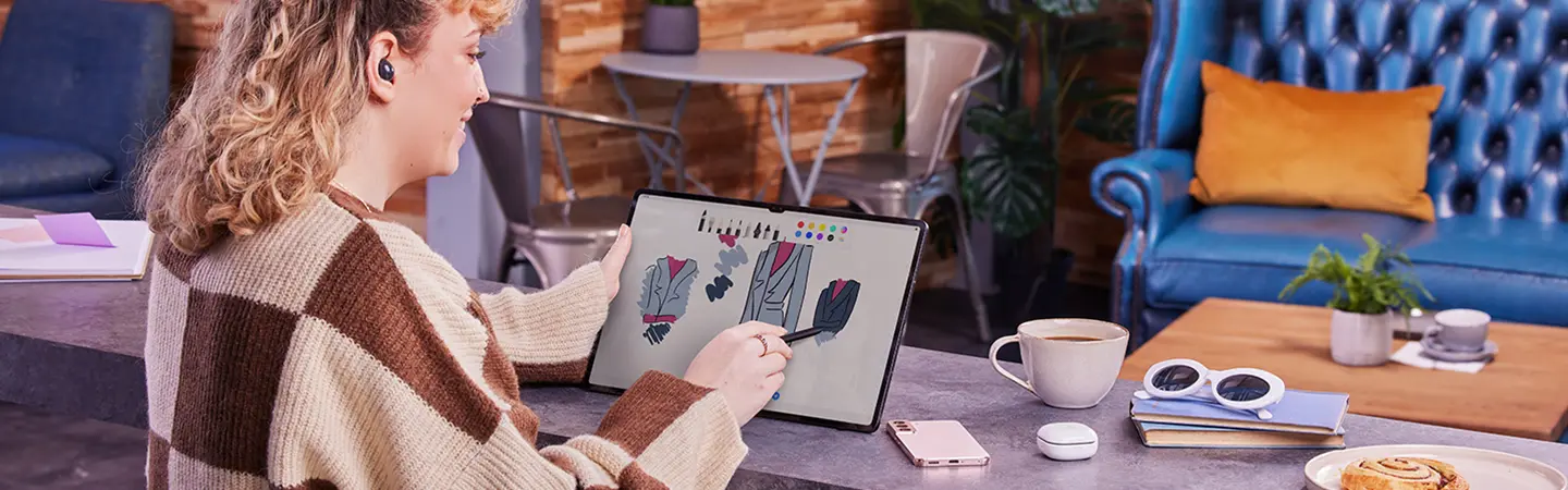 طراحی لباس روی تبلت سامسونگ Galaxy Tab S8 Ultra با قلم S Pen