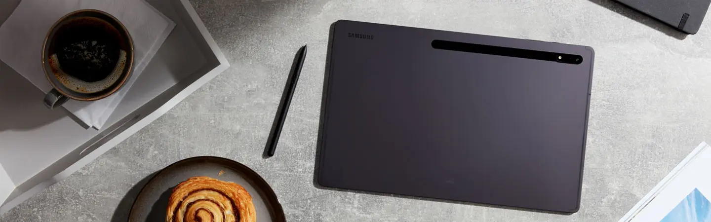 نمای پشتی تبلت سامسونگ Galaxy Tab S8 Ultra به همراه قلم