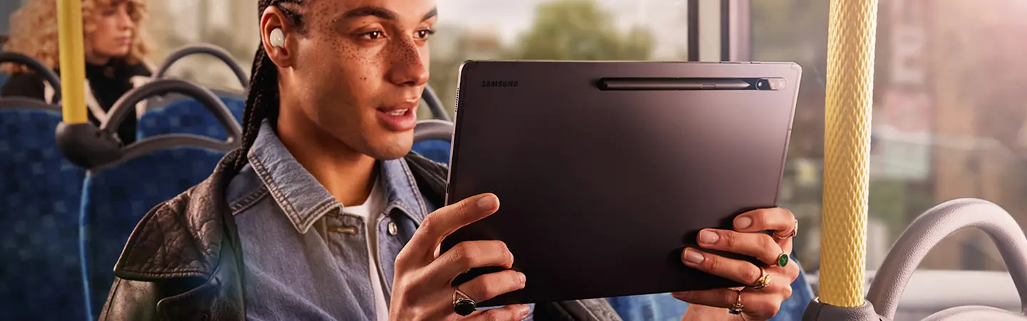 استفاده از تبلت سامسونگ Galaxy Tab S8 Ultra در مسیر حملونقل عمومی