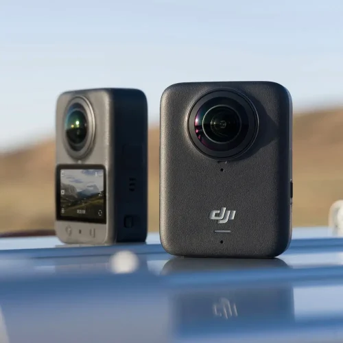 دو نمای دوربین DJI Osmo 360 روی میز