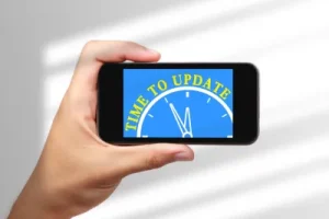 گوشی با نوشته Time to Update؛ آپدیت اپ‌های آیفون