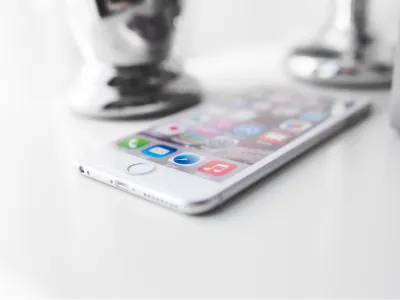 آیفون روی میز؛ آپدیت اپهای آیفون