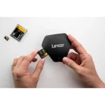 کارت microSD در حال اتصال به کارت‌خوان لکسار