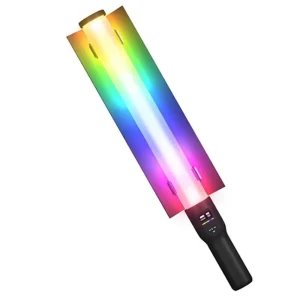 نمای روشن از نور باتومی آراروکس Ararox RGB PL730 Tube Light با طیف رنگی RGB و طراحی حرفه‌ای مناسب نورپردازی عکاسی و تولید محتوا
