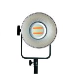 نمای جلوی ویدئولایت آراروکس VL200C RGB با رفلکتور عمیق و چیپ LED مرکزی، مناسب نورپردازی حرفه ای عکاسی و فیلمبرداری با قابلیت تنظیم رنگ RGB