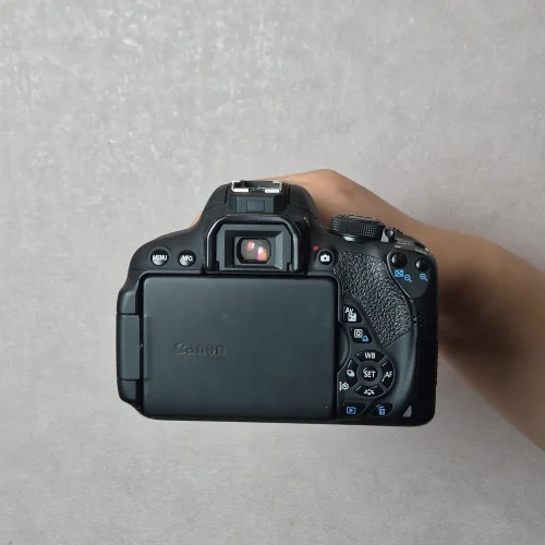 دوربین عکاسی کانن Canon EOS 700D Kit 18-135mm IS STM دست دوم - Image 7