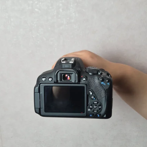 دوربین عکاسی کانن Canon EOS 700D Kit 18-135mm IS STM دست دوم - Image 8